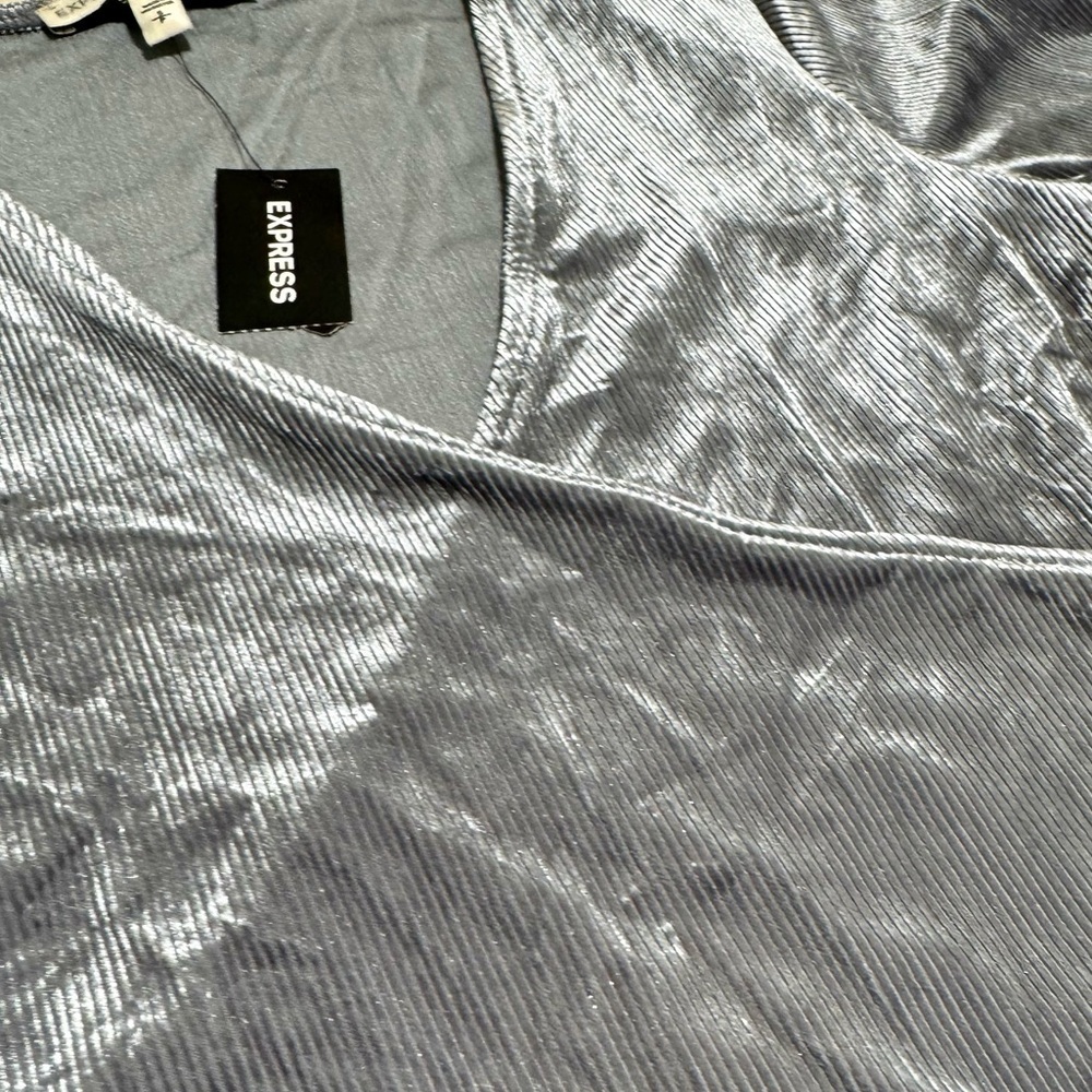 Express Women’s Ribbed Silver Velvet Wrap Front 3/4 sleeve V-neck Top Size Small - Picture 4 of 13
